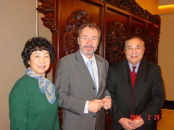 Le 24 février 2009 à Qingdao - Mme JIANG Zhicong, l'ambassadeur Blaise GODET et M. FENG Jiexin - Raition STINER