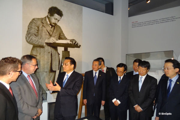 25 mai 2013 - LI Keqiang visite le Musée Einstein à Berne