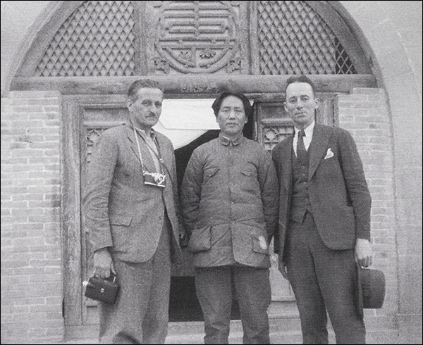 Walter BOSSHARD avec MAO Zedong et Archibald T. STEELE (à droite), Yan'an, 1938