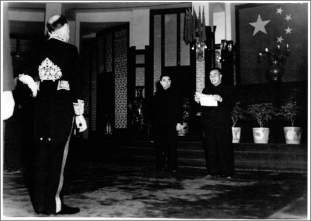 Archives - Photographie - M. Clemente REZZONICO, envoyé pour ouvrir la Légation de Suisse à Beijing, présente ses lettres de créance à M. ZHOU Enlai, premier ministre et ministre des Affaires étrangères, et au maréchal ZHU De, commandant en chef de l'Armée populaire de libération. 28 décembre 1950.