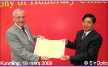 Cliquer sur l'image pour l'agrandir - Kunming, le 19 mars 2009 - M. Elmar LEDERGERBER, maire de Zurich, reçoit son titre de citoyen d'honneur des mains de M. QIU He, secrétaire du PC de la Municipalité de Kunming