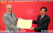 Cliquer sur l'image pour l'agrandir - Kunming, le 19 mars 2009 - M. Elmar LEDERGERBER, maire de Zurich, reçoit son titre de citoyen d'honneur des mains de M. QIU He, secrétaire du PC de la Municipalité de Kunming