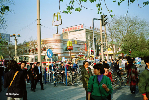 Beijing - Avril 1993 - Au croisement de Wangfujing et de Chang'an