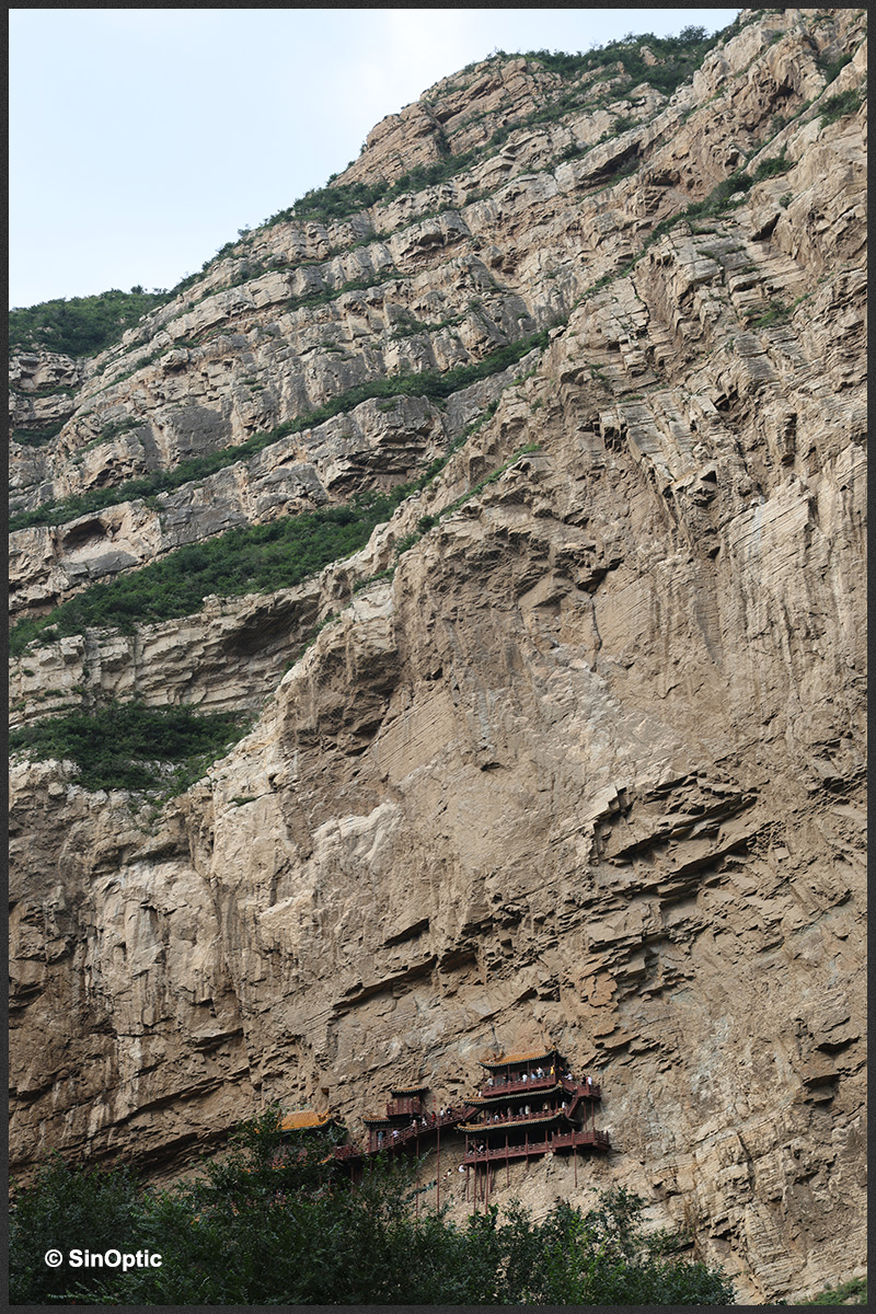 Le monastère suspendu à flanc de falaise Le monastère suspendu à flanc de falaise