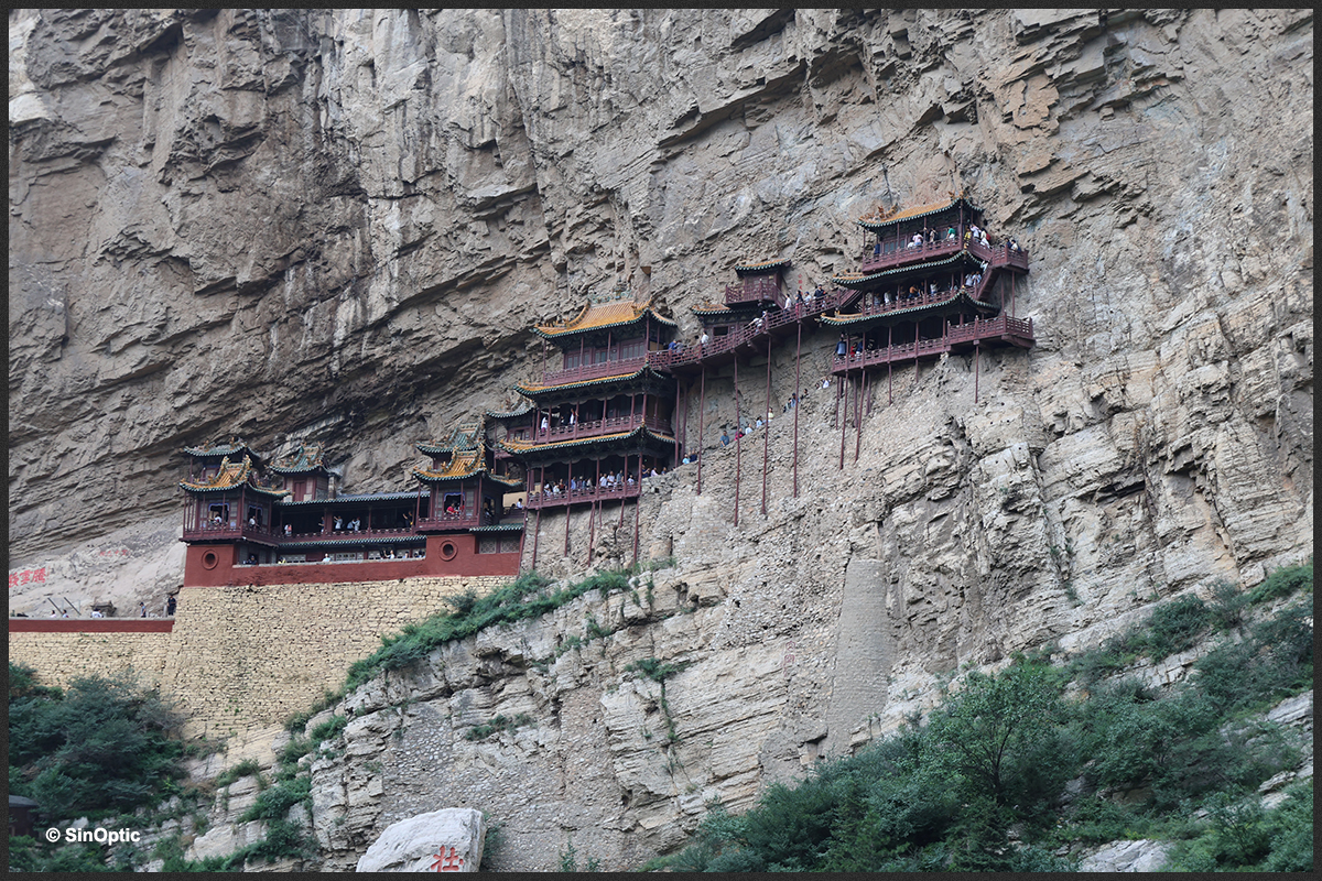 Le monastère suspendu à flanc de falaise Le monastère suspendu à flanc de falaise