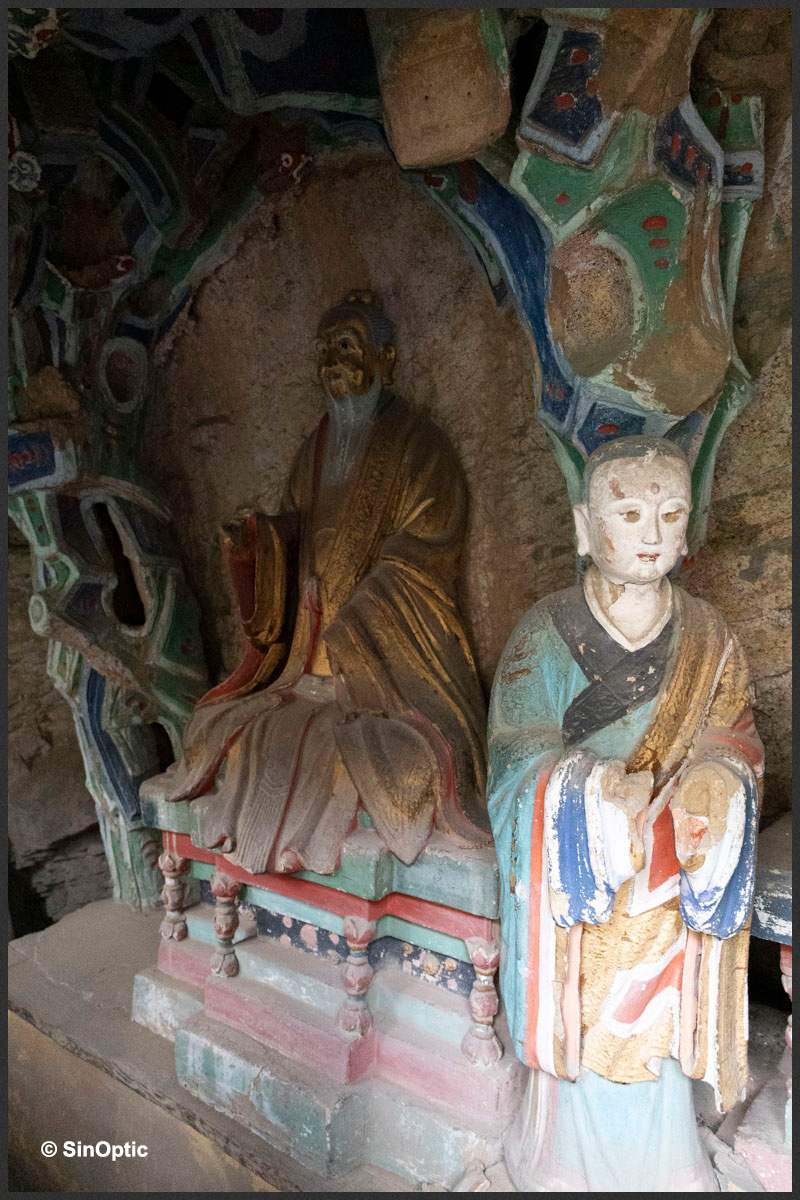 Salle des trois religions (三教殿), Laozi est à gauche Salle des trois religions (三教殿), Laozi est à gauche