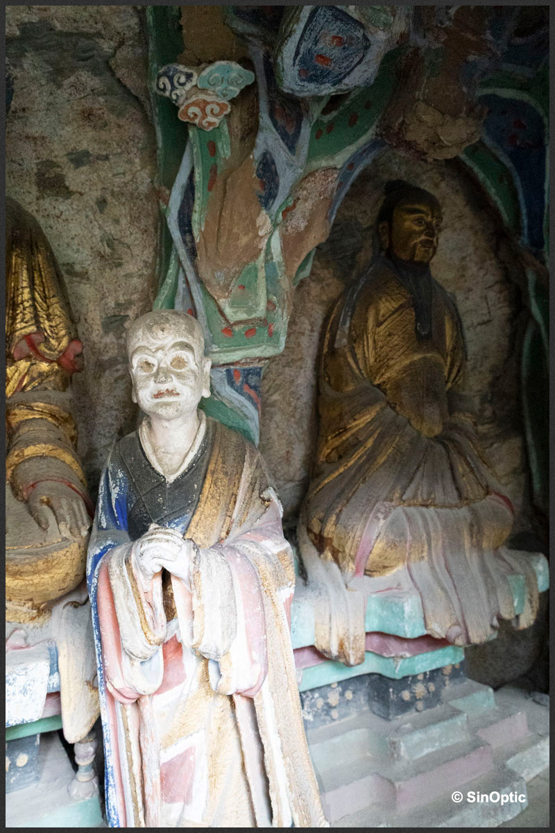 Salle des trois religions (三教殿), Confucius (Kongzi) est à droite Salle des trois religions (三教殿), Confucius (Kongzi) est à droite